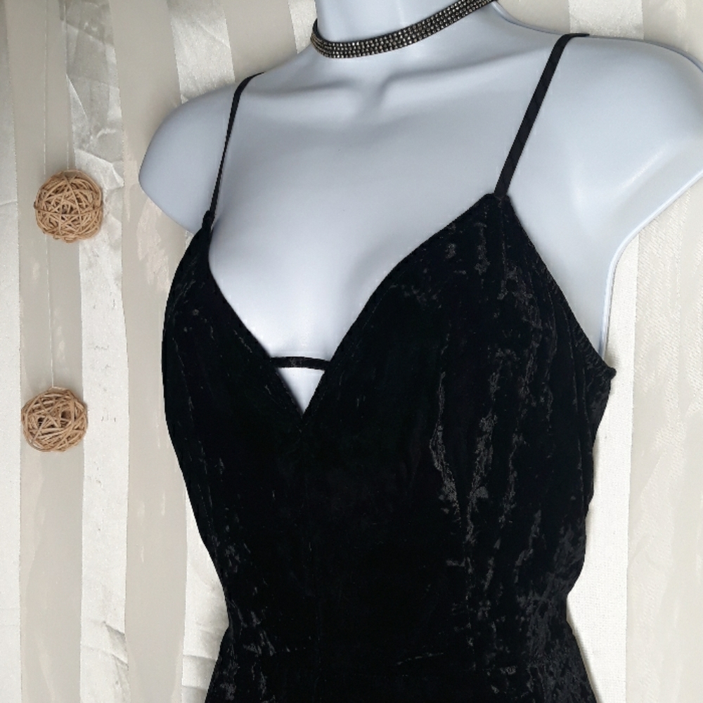 π€ Ella Moss Plunging Velvet Romper/Jumpsuit - Picture 3 of 5